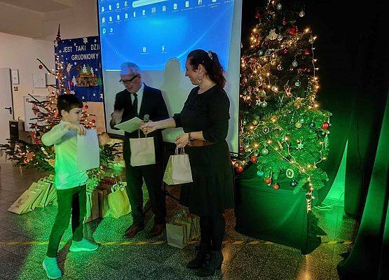 uczeń odbiera nagrodę i dyplom