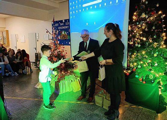 uczeń odbiera nagrodę i dyplom