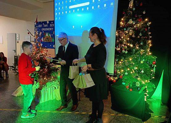 uczeń odbiera nagrodę i dyplom