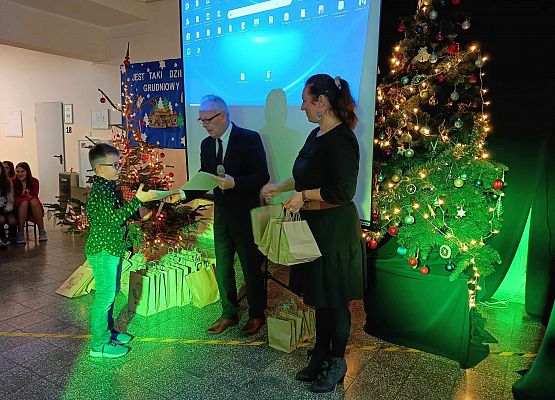 uczeń odbiera nagrodę i dyplom