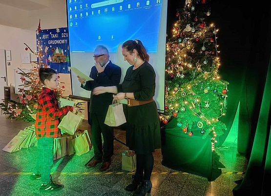 uczeń odbiera nagrodę i dyplom