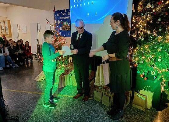 uczeń odbiera nagrodę i dyplom