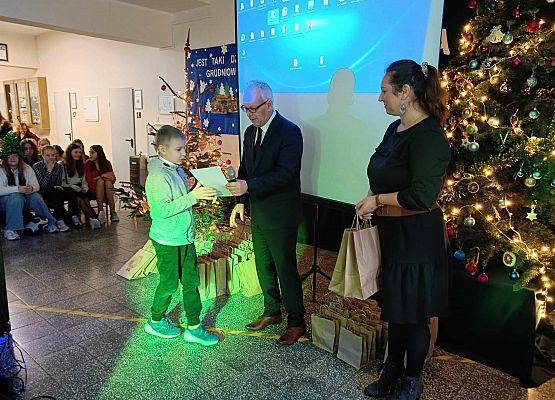 uczeń odbiera nagrodę i dyplom