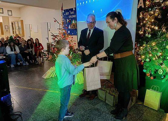 uczeń odbiera nagrodę i dyplom