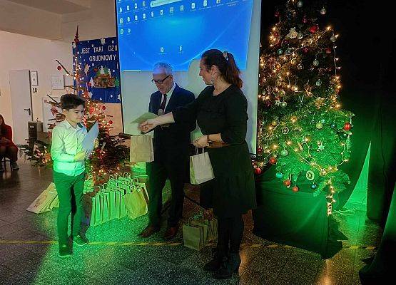 uczeń odbiera nagrodę i dyplom