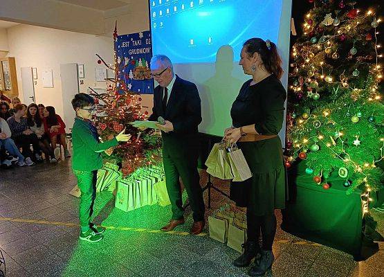 uczeń odbiera nagrodę i dyplom