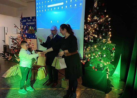 uczeń odbiera nagrodę i dyplom