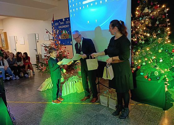 uczeń odbiera nagrodę i dyplom