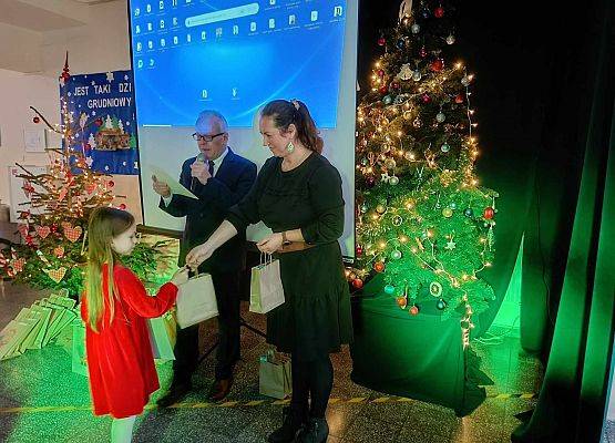 uczennica odbiera nagrodę i dyplom