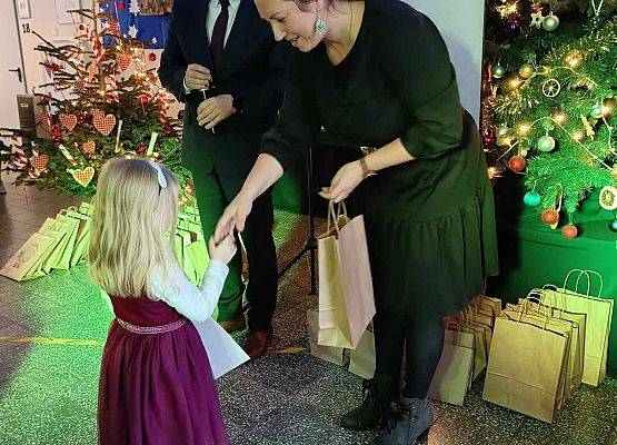 uczennica odbiera nagrodę i dyplom