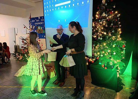 uczennica odbiera nagrodę i dyplom