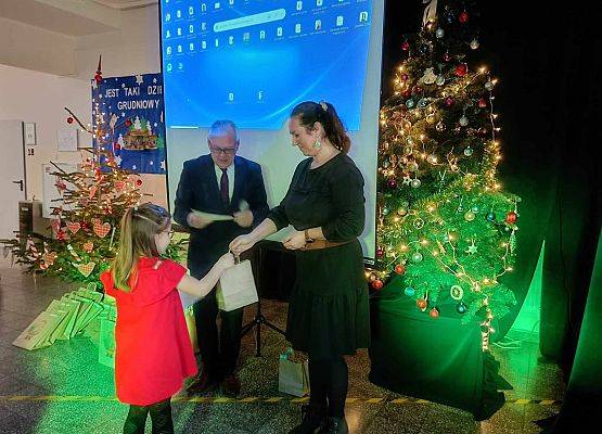 uczennica odbiera nagrodę i dyplom