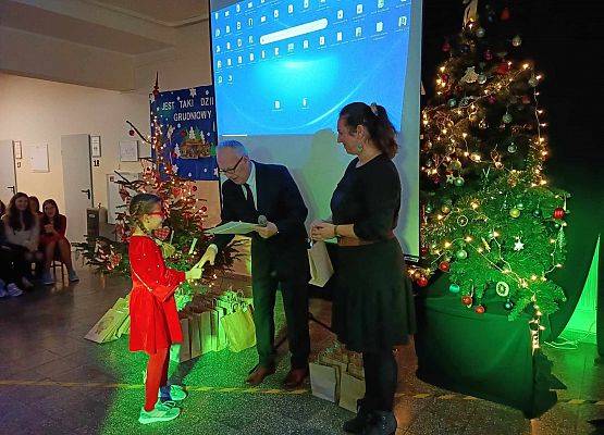 uczennica odbiera nagrodę i dyplom