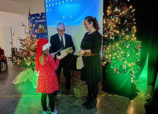 uczennica odbiera nagrodę i dyplom