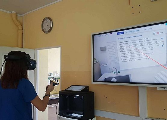 uczennica korzysta z empiriusza