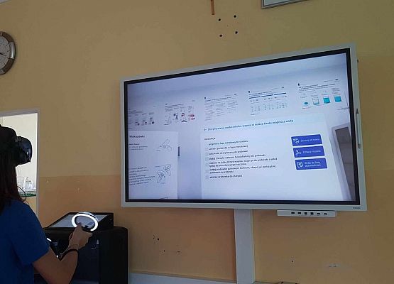 uczennica korzysta z empiriusza