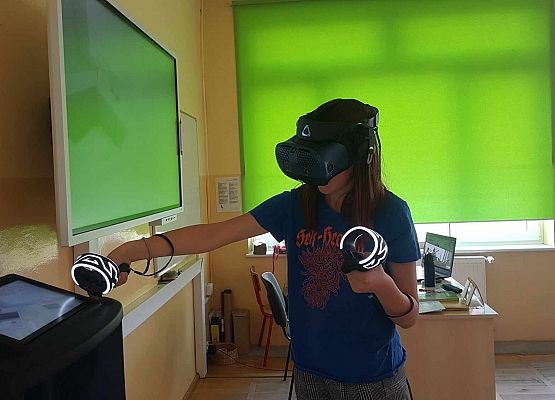 uczennica korzysta z empiriusza