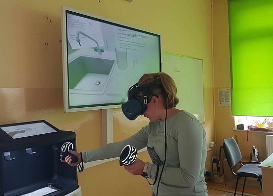 uczennica korzysta z empiriusza