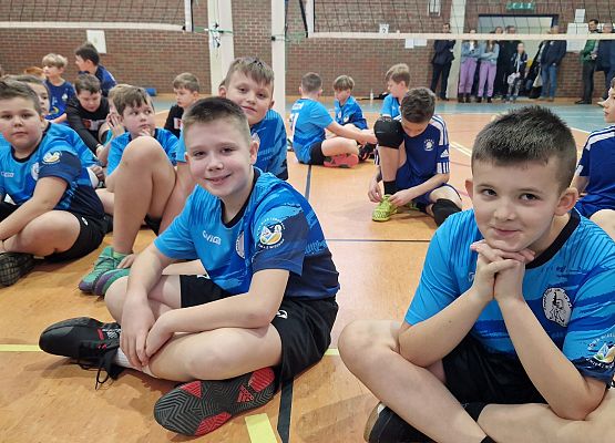 zawodnicy siedzą na podłodze