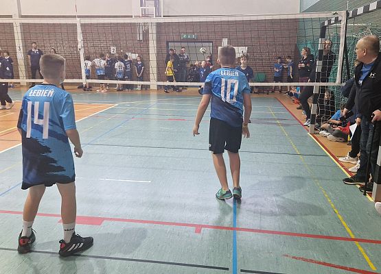 zawodnicy na boisku podczas meczu