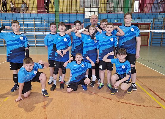 zawodnicy z trenerem