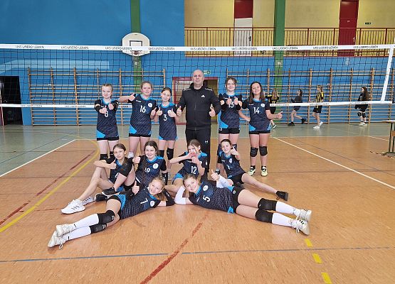 zawodniczki z trenerem