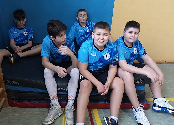 chłopcy siedzą i oczekują na mecz