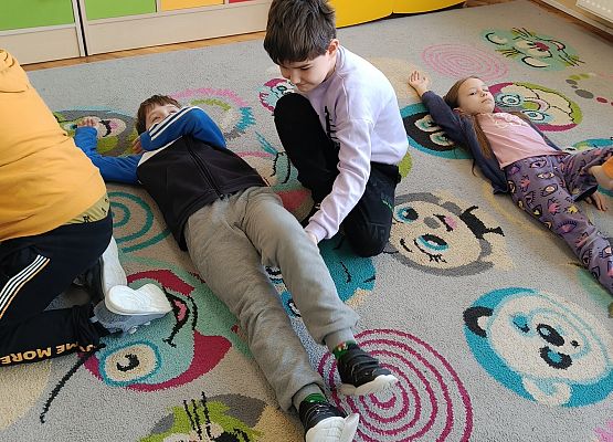 uczniowie układają poszkodowanych w bezpiecznej pozycji