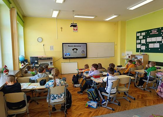 uczniowie oglądają prezentację multimedialną