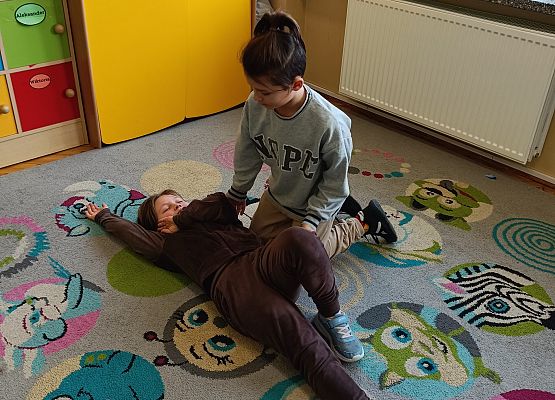 uczeń ćwiczy bezpieczną pozycję