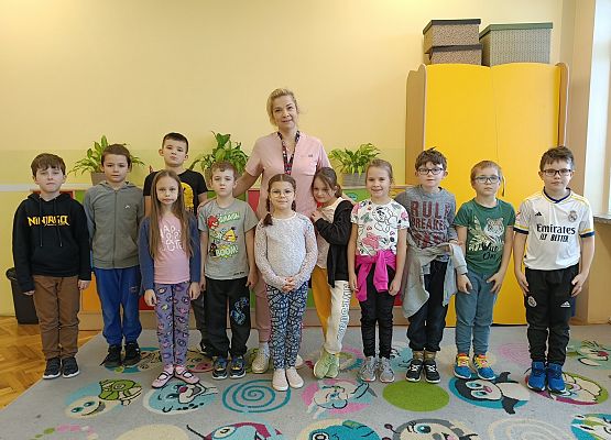 uczniowie pozują do zdjęcia z panią, która prowadziła zajęcia