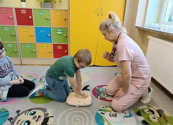 dzieci ćwiczą z fantomem