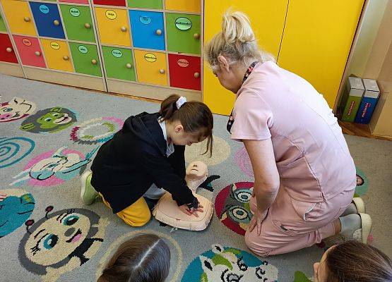 dzieci ćwiczą z fantomem