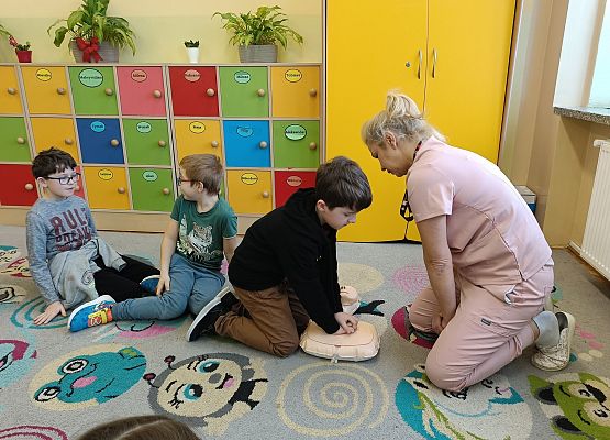 dzieci ćwiczą z fantomem