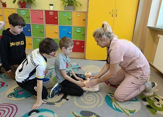 dzieci ćwiczą z fantomem