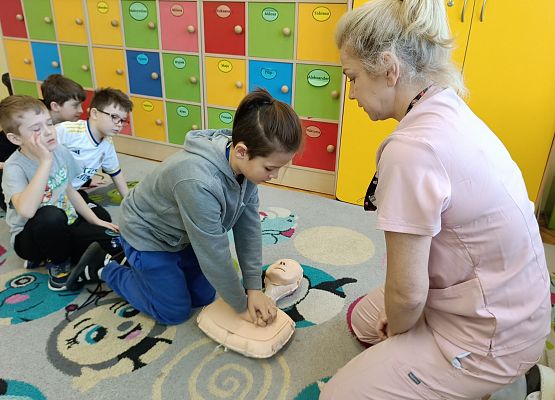 dzieci ćwiczą z fantomem