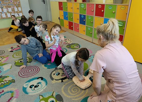 dzieci ćwiczą z fantomem