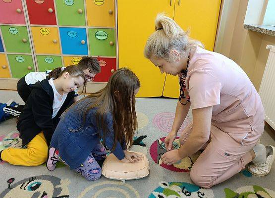 dzieci ćwiczą z fantomem