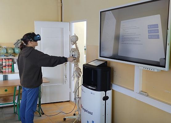 uczennica korzysta z Empiriusza podczas lekcji chemii