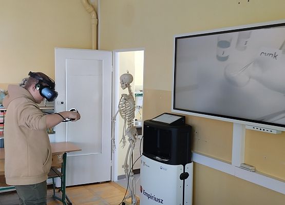 uczeń korzysta z Empiriusza podczas lekcji chemii