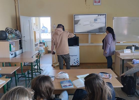 uczeń korzysta z Empiriusza podczas lekcji chemii