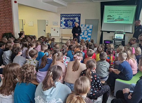 dzieci siedzą podczas zajęć