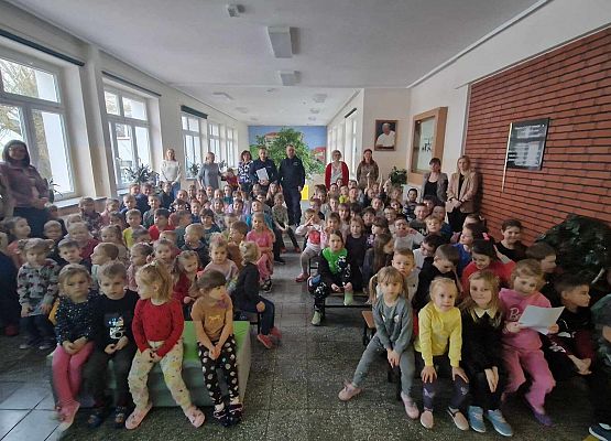 dzieci siedzą podczas zajęć