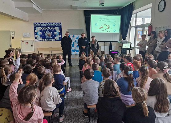 dzieci siedzą podczas zajęć