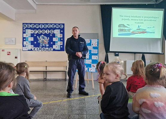 policjanci omawiają z dziećmi zasady bezpieczeństwa podczas ferii