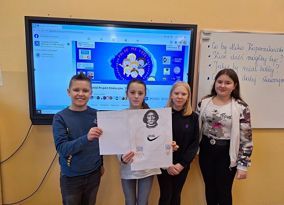 uczniowie prezentują swoje prace