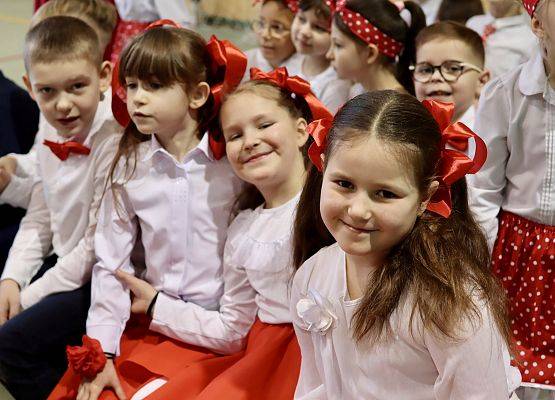 dzieci przed występem siedzą na ławce