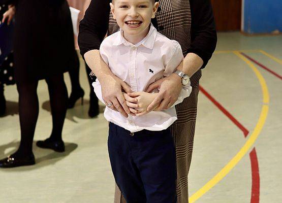 nauczycielka z uczniem