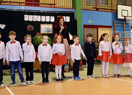 nauczycielka zapowiada występ uczniów