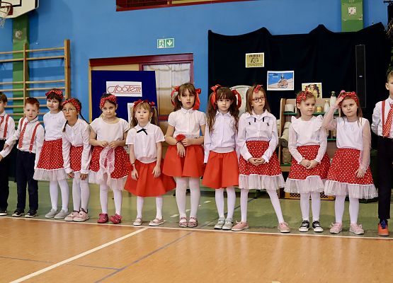 uczniowie i uczennice występują